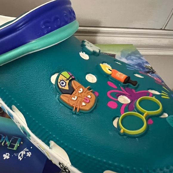 Disney Crocs Clogs Mirabel Juniors 6 Women’s 8 - Picture 8 of 12